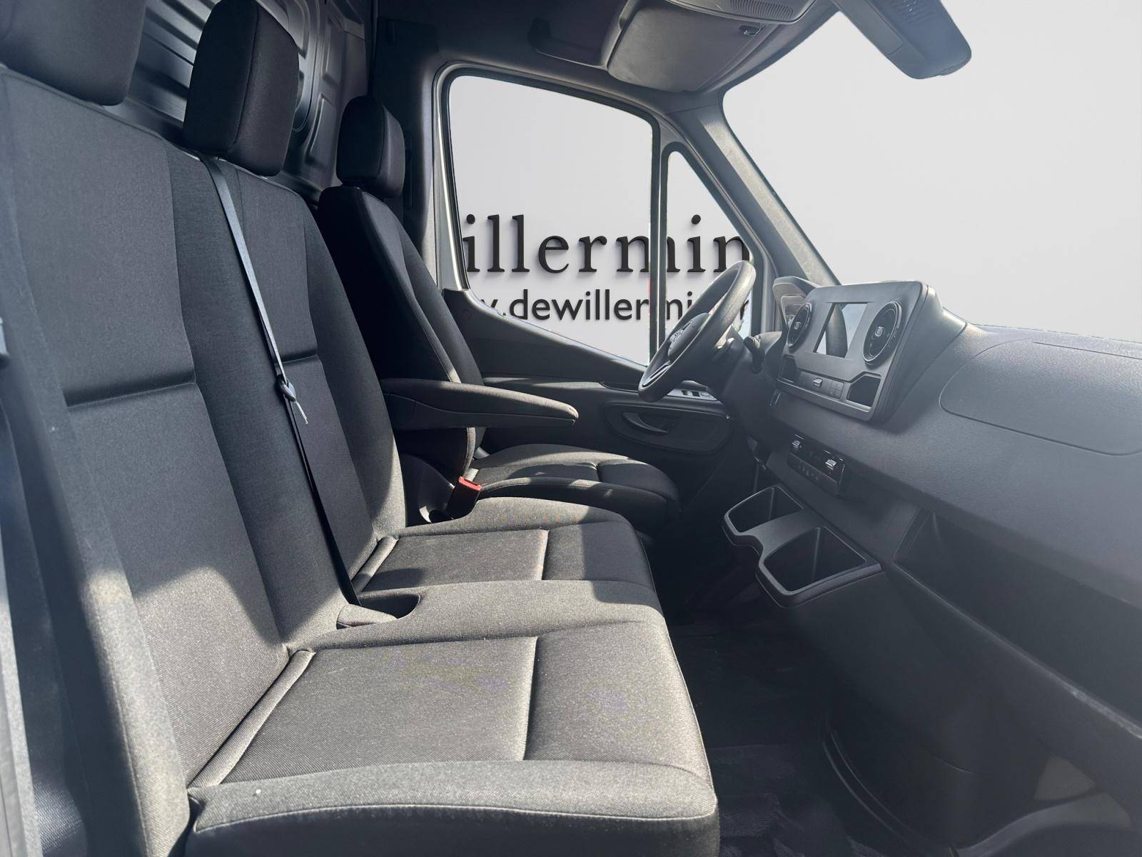 Image Mercedes-Benz SPRINTER 315 CDI Fourgon Toit sureleve Long  SPRINTER FGN 315 CDI 43 3.5T RWD FIRST