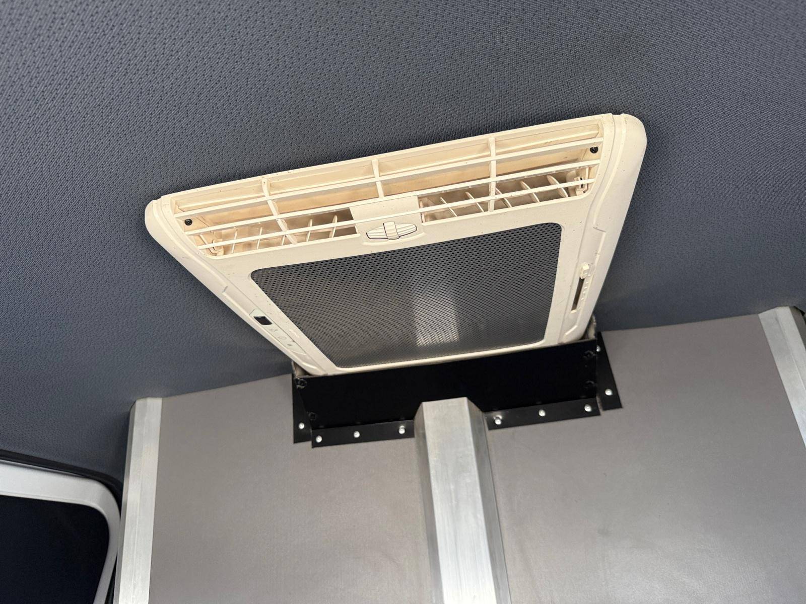 Image Mercedes-Benz SPRINTER 319 CDI Fourgon Toit sureleve Standard  SPRINTER FGN 319 CDI 37 3.5T PROPULSION