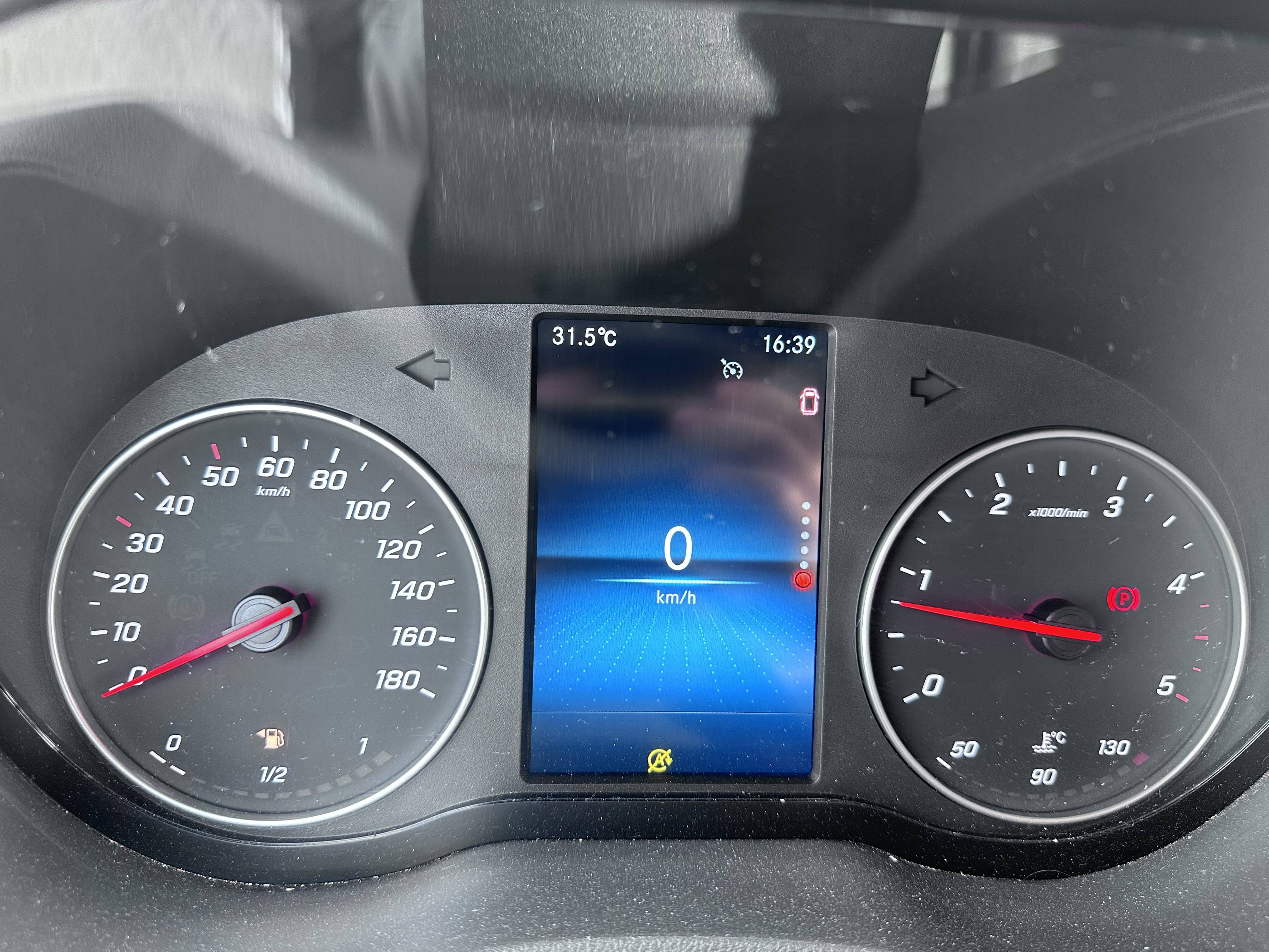 Image Mercedes-Benz SPRINTER 315 CDI Fourgon Toit sureleve Standard  SPRINTER FGN 315 CDI 37 3.5T RWD FIRST