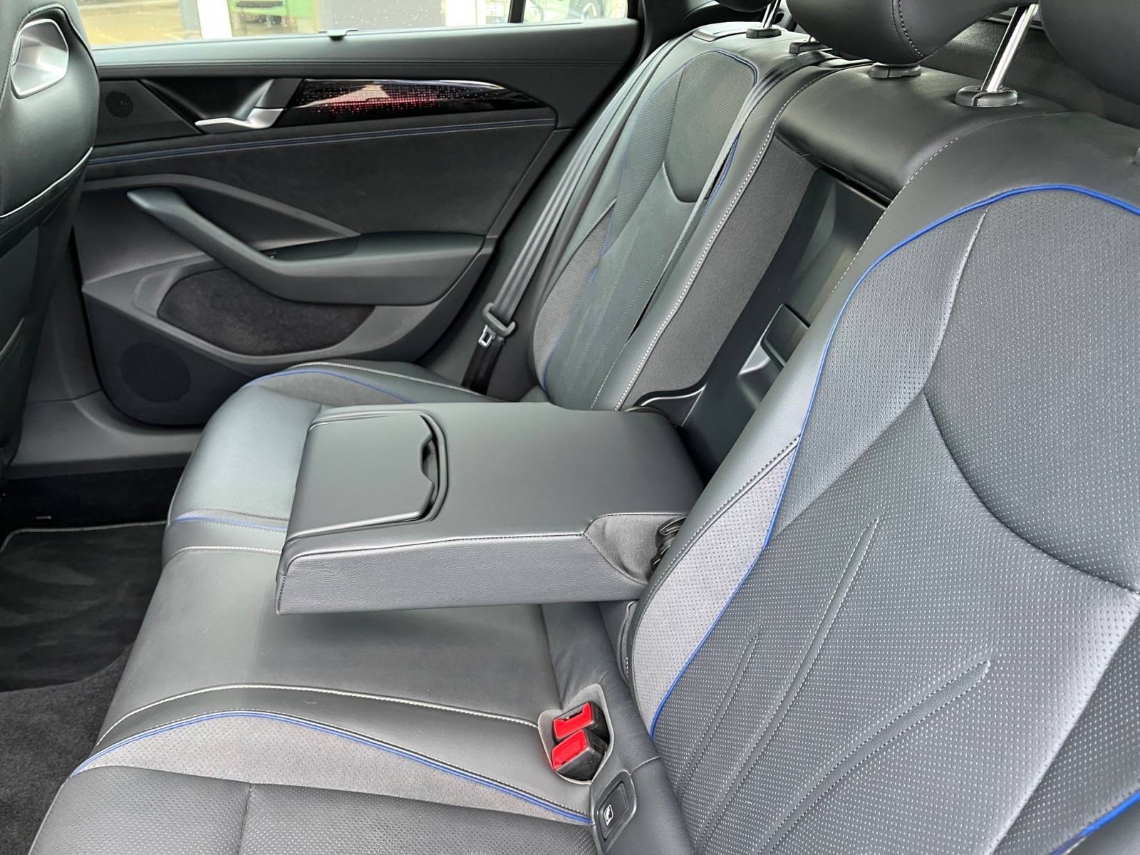 Image Volkswagen PASSAT VARIANT 1.5 eTSI 110 kW R-Line  1.5 150 ch DSG7