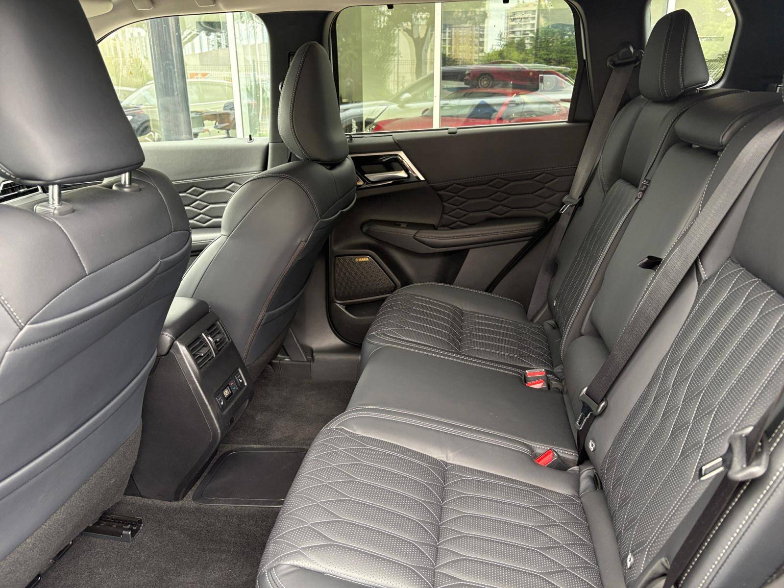 Image Mitsubishi OUTLANDER PHEV 2.4 MIVEC Phev 306 4WD Instyle  OUTLANDER 2.4 MIVEC PHEV 306 4WD INSTYLE